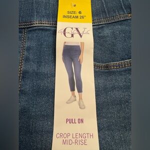 NWT. Gloria Vanderbilt Pull on Crop Length Mid Rise Jean. Size 6.